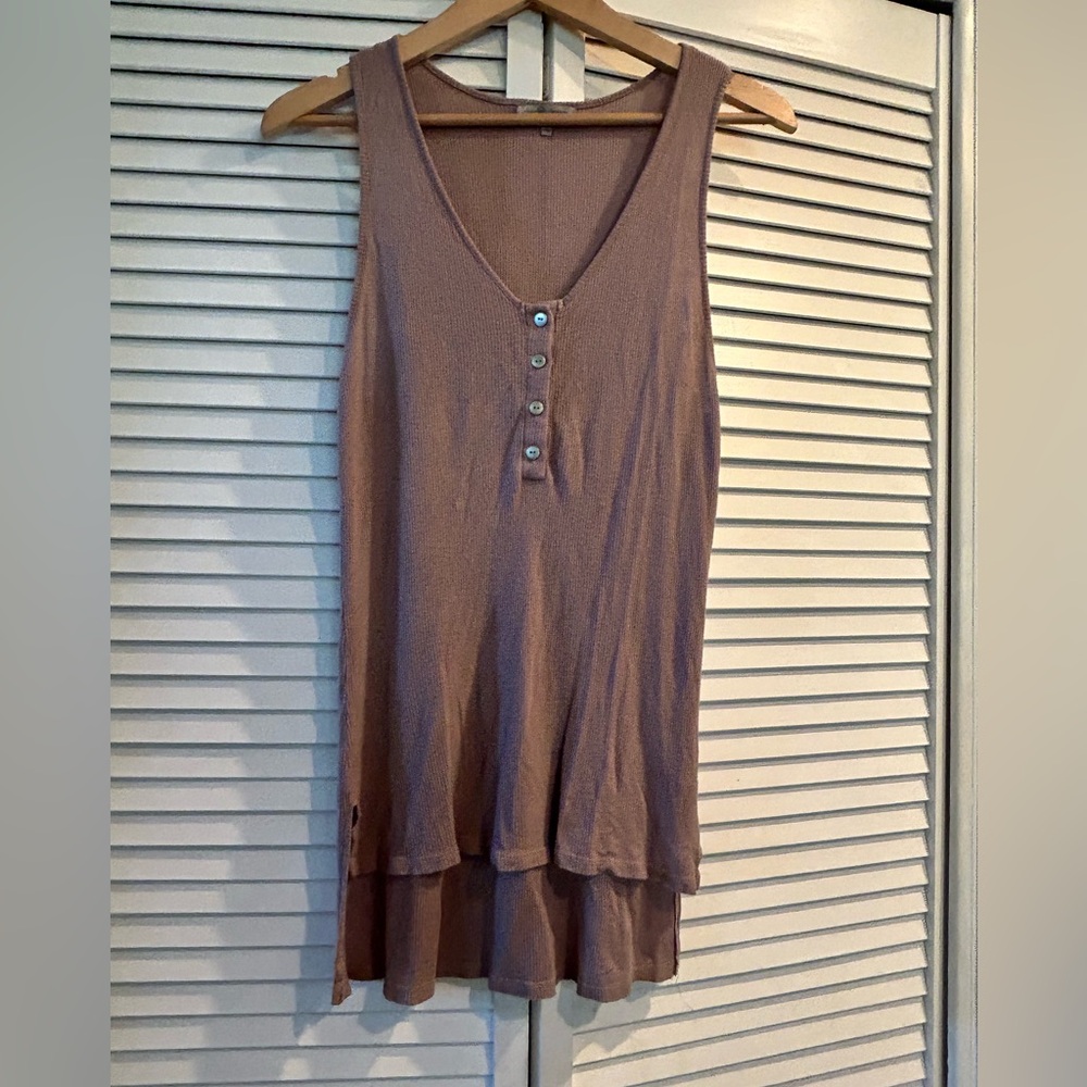 Charlotte Russe Ribbed High-Low Tank Top - Picture 2 of 6